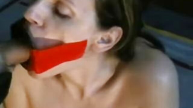 Két részeg fickó felváltva pornofilmek ingyen megbasz egy vékony, világos szőrű szukát