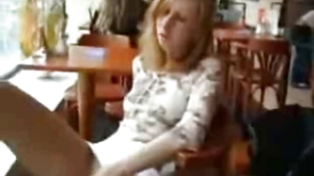 A fehér csávó élvezi a kibaszott szuperfincsi fekete prostit, copfos porno videok mobilra Berlyn Toy-val