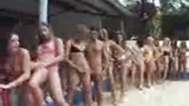 A szomjas szőke szex pornó film cuki szolid BJ-vel kedveskedik kanos indiai haverjának a fürdőszobában