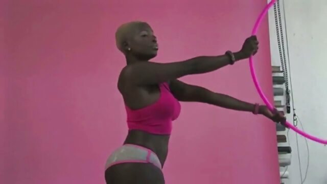 A pornó ingyen videó fiatal, szőke Iris Rose-nak vad gyorsja van egy hatalmas fekete csávóval