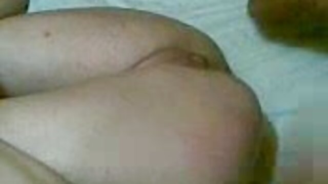A szopós pornó slampos barna újonc Pellenia megmutatja borotvált köcsögét